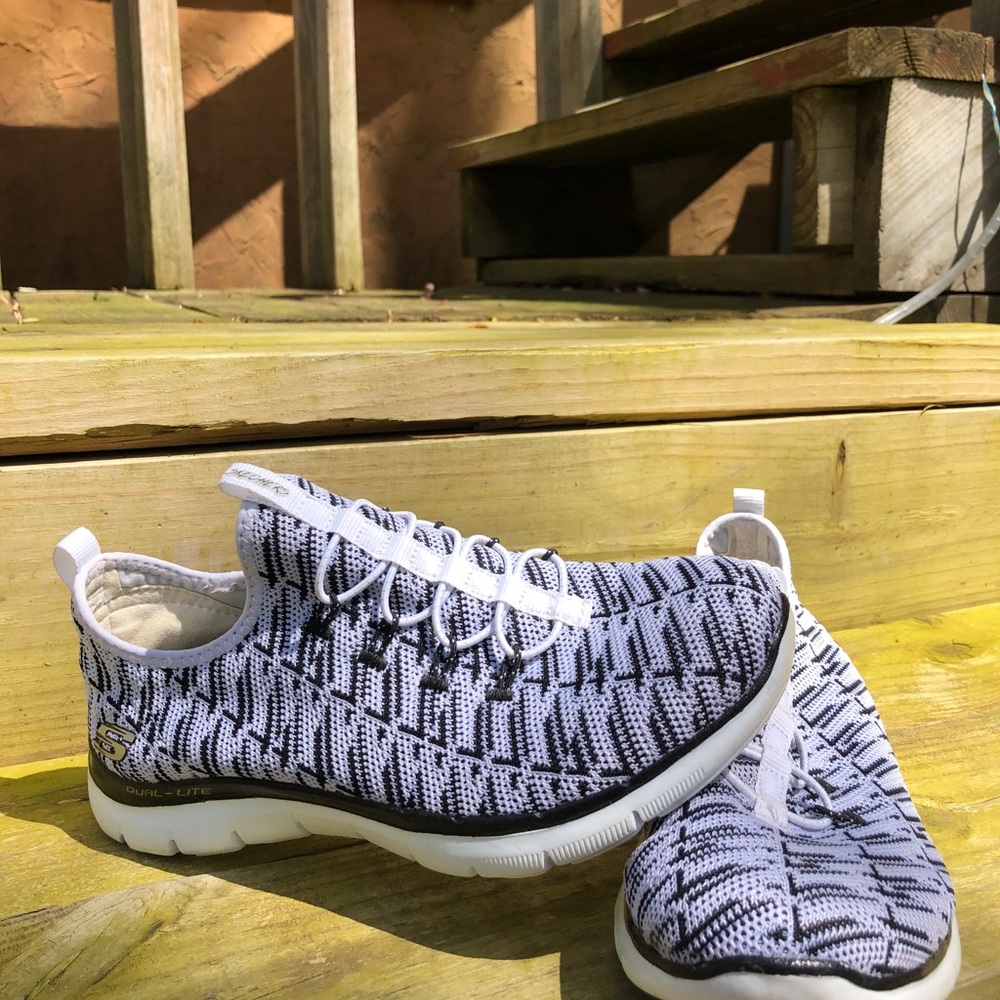 Women’s Size 6.5 Memory Foam Skechers